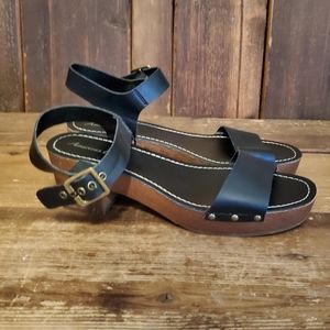 Women's American Eagle sz 8 sandals